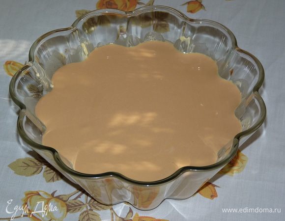 Вылить творожную массу в форму. Выпекать в заранее разогретой до 180°С духовке 45 — 60 минут. Время выпечки зависит от духовки и от размера формы для запекания. Проверить деревянной шпажкой, она должна выходить обратно без комочков и прилипшего творога, хотя может быть немного влажной. У меня форма глубокая, края схватились быстро, а середина получилась слегка «проваленная». 