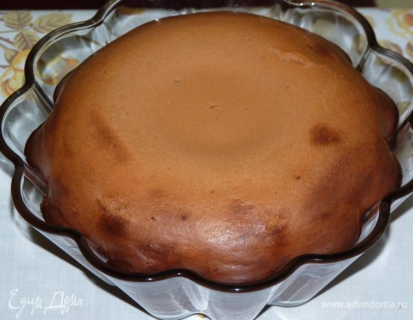 Остудить в духовке, следить, чтобы не пригорело. Остудить в форме (мне было некогда, и этот шаг я пропустила, горячий вынула из формы и перевернула, что немного сказалось на внешнем виде, посредине образовался «провал»).