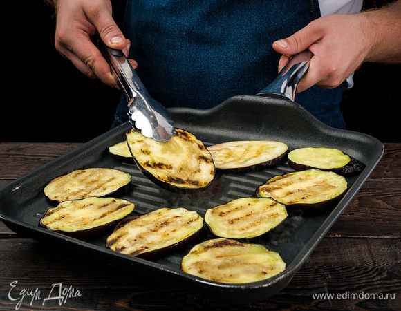 Баклажаны нарезать, посолить и слегка обжарить на растительном масле.
