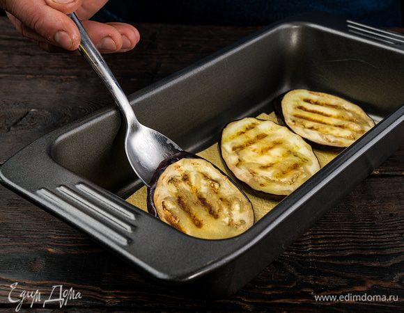 Выложить баклажаны на лист теста.
