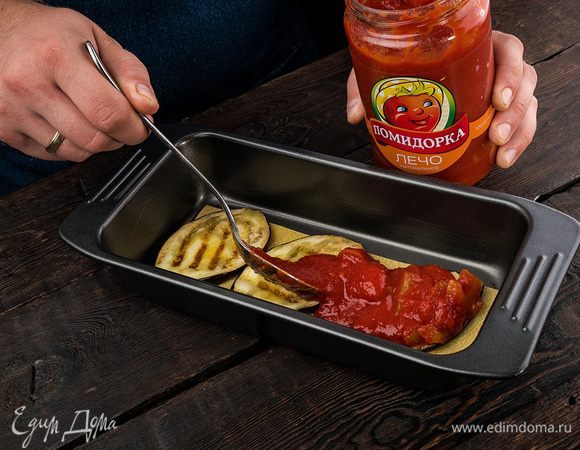 Сверху смазать лечо «Помидорка» и присыпать сыром.