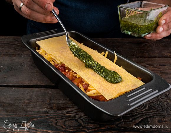 Накрыть листом теста, снова положить баклажаны и лечо «Помидорка». Сверху смазать соусом песто.

