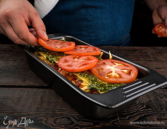 Выложить кружочки помидоров.
