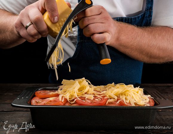 Можно посыпать тертым сыром. Запекать в разогретой до 200°С духовке в течении 20 минут. 