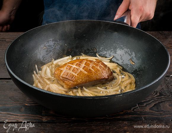 Растительное и сливочное масло разогреть на сковороде. Грудку поперчить и посолить, сделать разрезы. Обжарить в масле с двух сторон до золотистого цвета, добавить лук.
