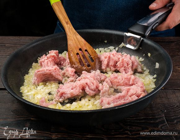 Для начинки: фарш с луком поджарить на растительном масле. 