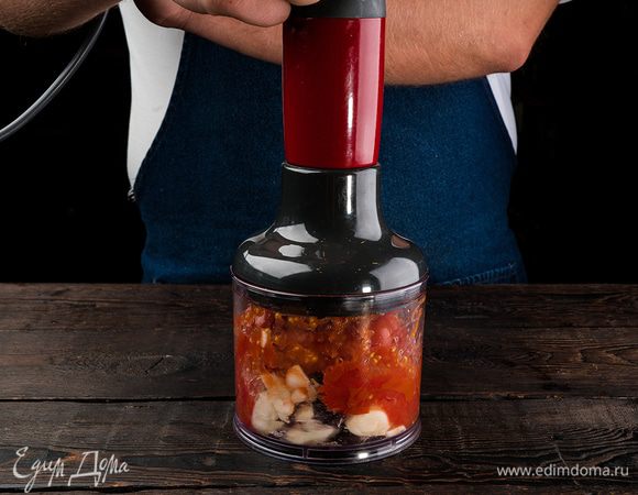 Помидоры вынуть из рассола и снять кожицу, взбить в блендере с чесноком.