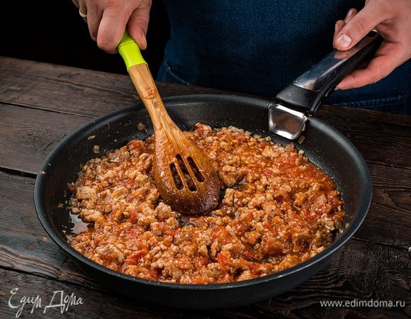 Добавить к фаршу и тушить до момента, когда жидкость практически вся испарится, посолить, поперчить. Остудить.