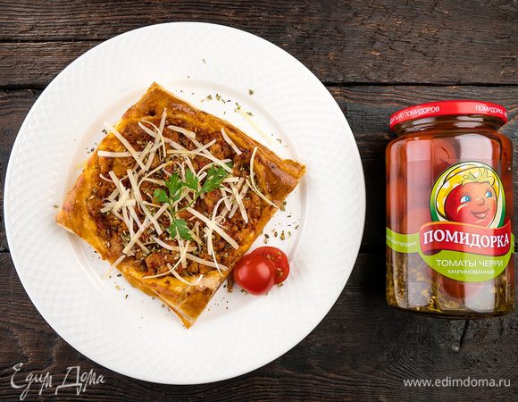 Готовые пиццы посыпать сыром.