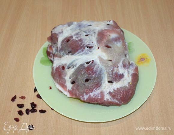 Мясо натереть солью и перцем, оставить на пару часов.
Затем часто нашпиговать мясо ягодами вяленой клюквы (в следующий раз сделаю чаще).