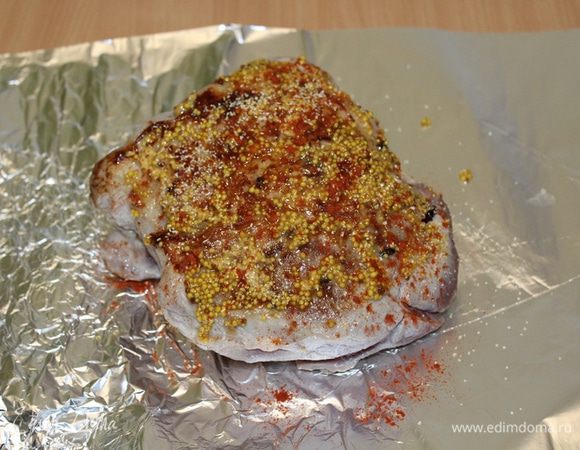 Выложить мясо на фольгу, смазать смесью меда, горчицы, паприки и сушеного чеснока.