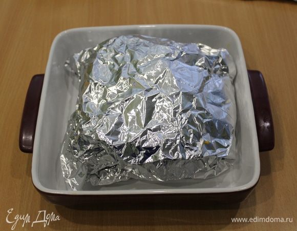 Завернуть в фольгу, но не плотно. Запекать в духовке 30 минут при 240°С, затем 1 час при температуре 220°С. По истечении времени мясо достать из духовки. Дать постоять 15 минут в фольге, не открывая. Затем раскрыть, нарезать на кусочки.