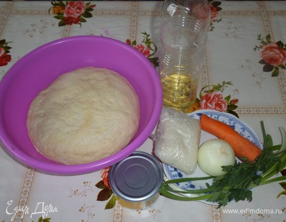 Подготавливаем продукты. Отвариваем до готовности рис. Очищаем овощи.