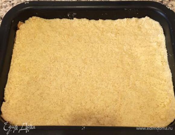 Большую часть крошки распределить по форме.