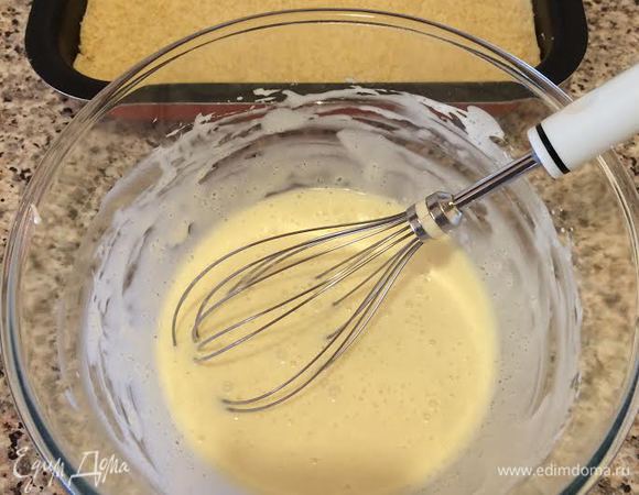 В миске смешать венчиком: сметану, яйцо, сахар, ванильный сахар и муку.