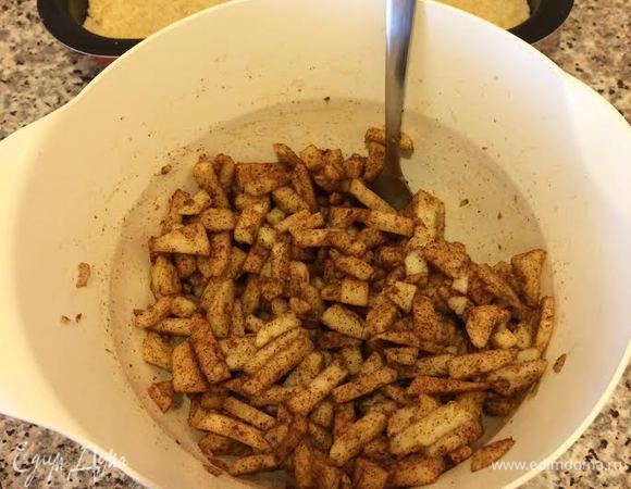 Яблоки очистить и мелко нарезать. Смешать с корицей.