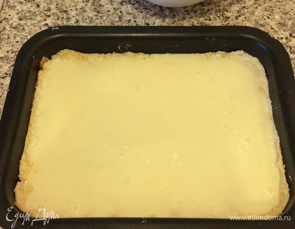 Сметанную массу вылить на тесто.
