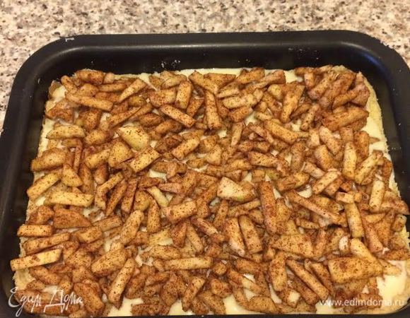 Сверху выложить яблоки.