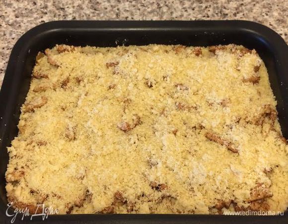 Сверху посыпать оставшейся крошкой.