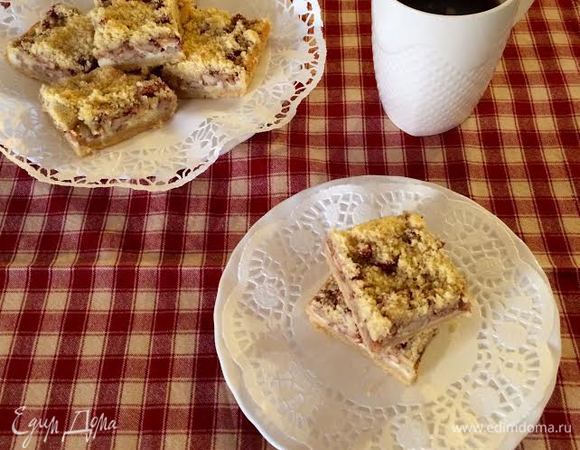 Готовый пирог полностью остудить и нарезать на квадратики. Хранить в холодильнике. Приятного аппетита!