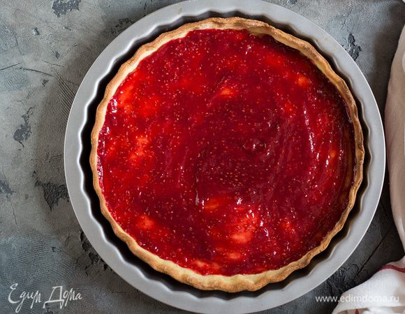 Начинка. Прокрутите малину в блендере с сахаром. Налейте в сотейник малиновый соус, поставьте на средний огонь и доведите до слабого кипения, добавьте крахмал, постоянно помешивая, варите до загустения. Снимите с огня, остудите. Сборка: в песочную основу выложите малиновую начинку, затем крем и украсьте клубникой. Поставьте в холодильник на 40 — 60 минут. Приятного аппетита!