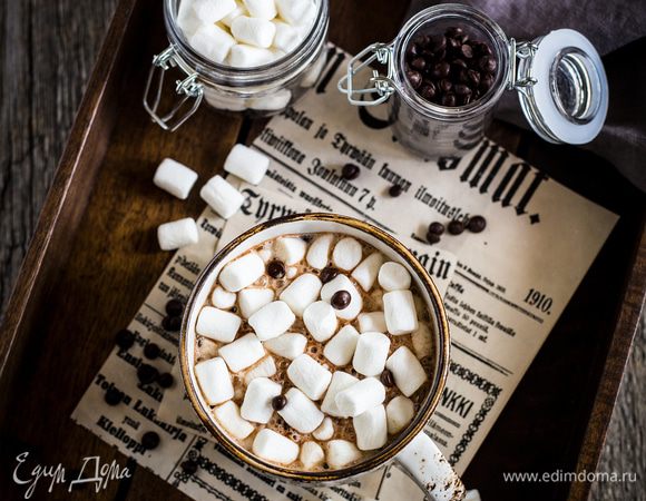 В сотейнике смешайте молоко с шоколадной смесью, поставьте на средний огонь и доведите до слабого кипения, постоянно помешивая. Затем разлейте густой шоколад по чашкам и добавьте несколько маршмеллоу, ложку сливок и щепотку корицы. И наслаждайтесь! 