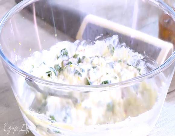 К рикотте добавить яйца, вяленые помидоры, натертый сыр, петрушку, базилик, цедру лимона, все посолить, поперчить и перемешать.