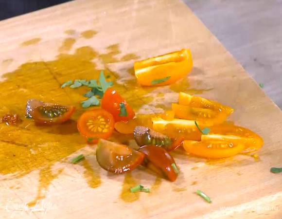 Помидоры черри разрезать на 4 части.