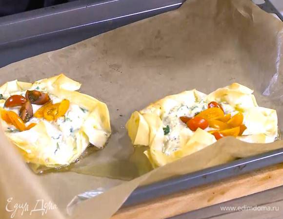 Выпекать тарталетки в разогретой духовке 10 минут.