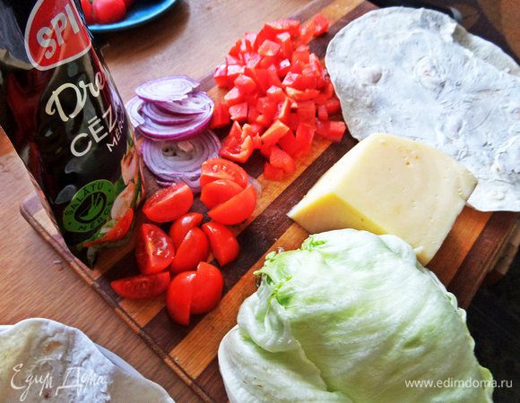 Продукты. Твердый сыр натереть, овощи нарезать.