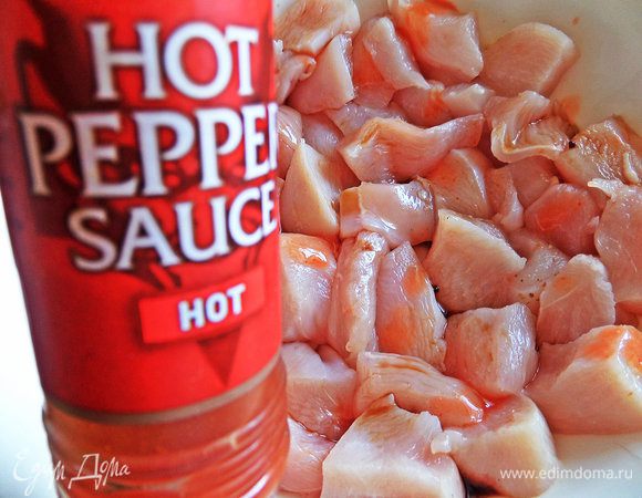 Капнуть несколько капель острого соуса чили.