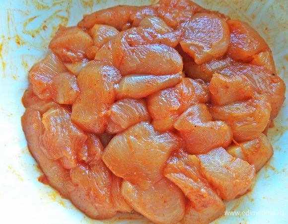 Перемешать тщательно и поставить мариноваться в холодильник на пару часов.