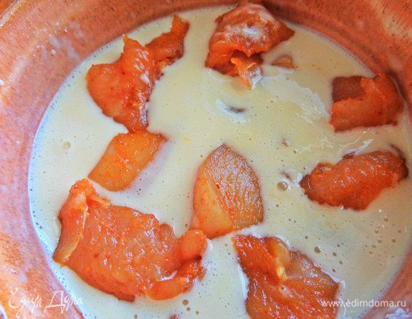 Молоко взбить с мукой и яйцами.