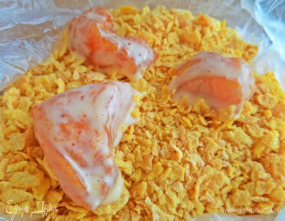 Переносим кусочки филе в панировку.