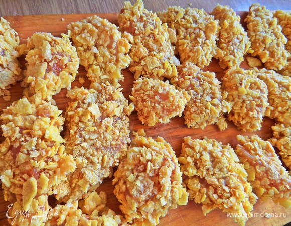 Обваливаем хорошенько и готовим к обжариванию.