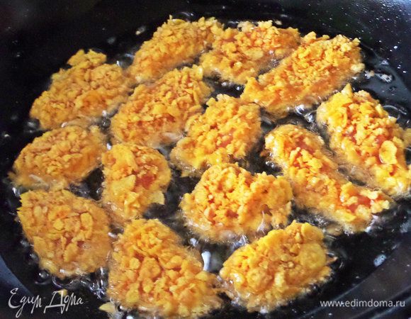 Жарим в сковороде-вок в разогретом растительном масле. Могу порекомендовать кунжутное масло от Biolio, оно добавит дополнительный аромат курице.