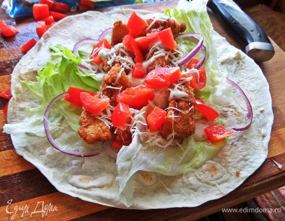 Положить листья салата, сверху курицу.