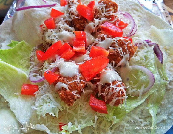 Добавить овощи, сколько нравится: кольца лука, кусочки сладкого перца и дольки черри.