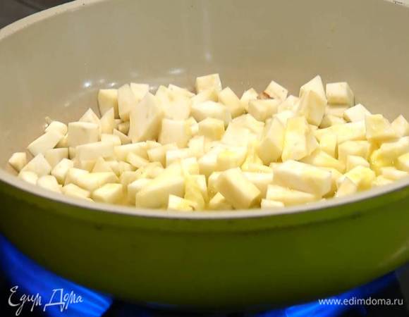 Разогреть в сковороде 2 ст. ложки оливкового масла и сливочное масло и обжарить нарезанный сельдерей.