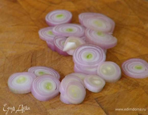 Шалот почистить и порезать тонкими кольцами.