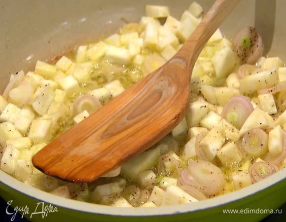 К корню сельдерея добавить лук и чеснок, все посолить, поперчить и перемешать.