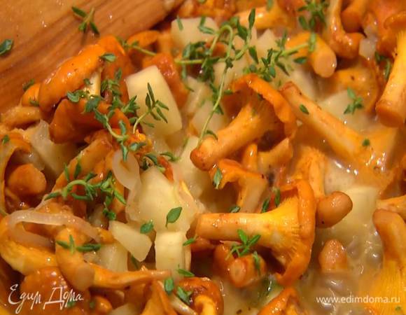 Лисички почистить, крупные разрезать на четыре части, мелкие оставить целыми, выложить грибы в сковороду с сельдереем, все перемешать и немного прогреть, затем добавить листья тимьяна и обжарить лисички до золотистого цвета.