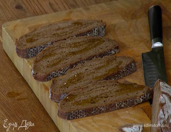 Ржаной хлеб с одной стороны сбрызнуть оставшимся оливковым маслом.