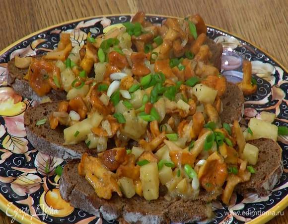 На обжаренный хлеб выложить лисички с сельдереем и посыпать зеленым луком.