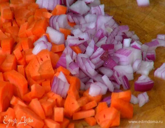 Морковь и красную луковицу почистить и нарезать маленькими кубиками.