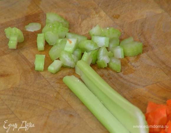 Стебель сельдерея мелко порезать.