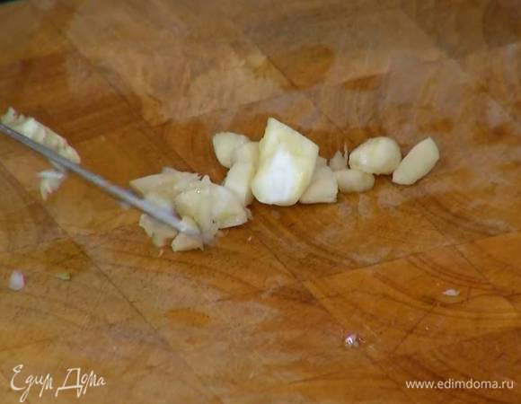 Чеснок почистить, раздавить плоской стороной ножа, крупно порезать и добавить в кастрюлю с овощами, все перемешать, накрыть крышкой и обжаривать 5 минут на медленном огне.