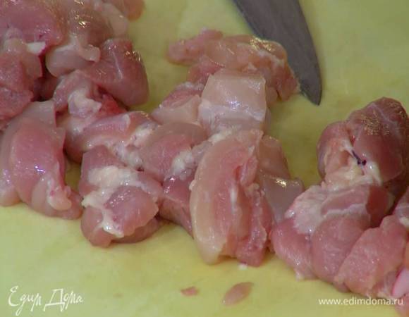 Куриное мясо нарезать небольшими кусочками.