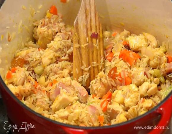 К курице с овощами добавить лимонную цедру, соль и перец, все перемешать, затем всыпать рис и еще раз перемешать.