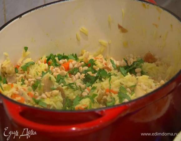 Готовый пилав посыпать обжаренными орехами и кинзой.